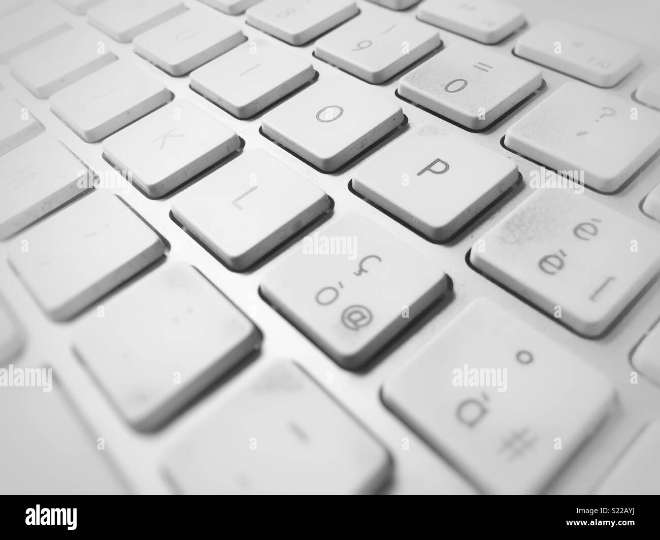 Vista ravvicinata di un moderno e bianco della tastiera del computer - Immagine stock catturata con smartphone