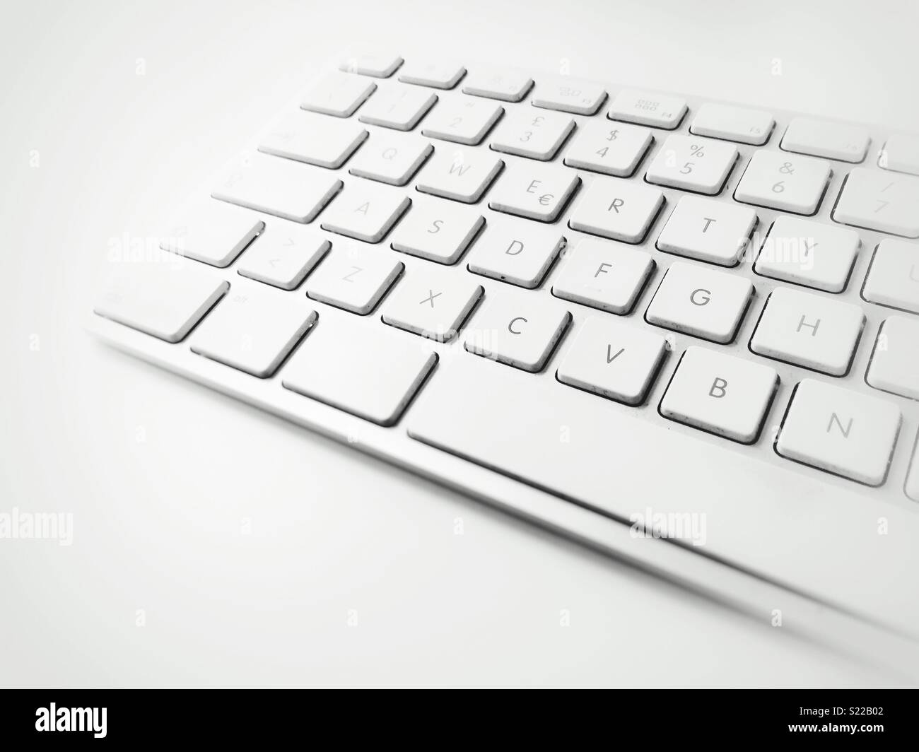 Vista ravvicinata di un moderno e bianco della tastiera del computer - Immagine stock catturata con smartphone
