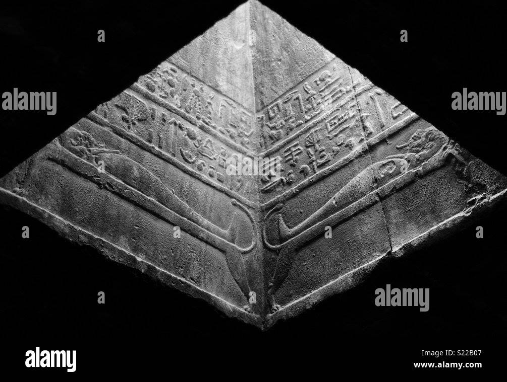 Tempio egizio apertura del tetto - luce solare crea un effetto piramidale Foto Stock