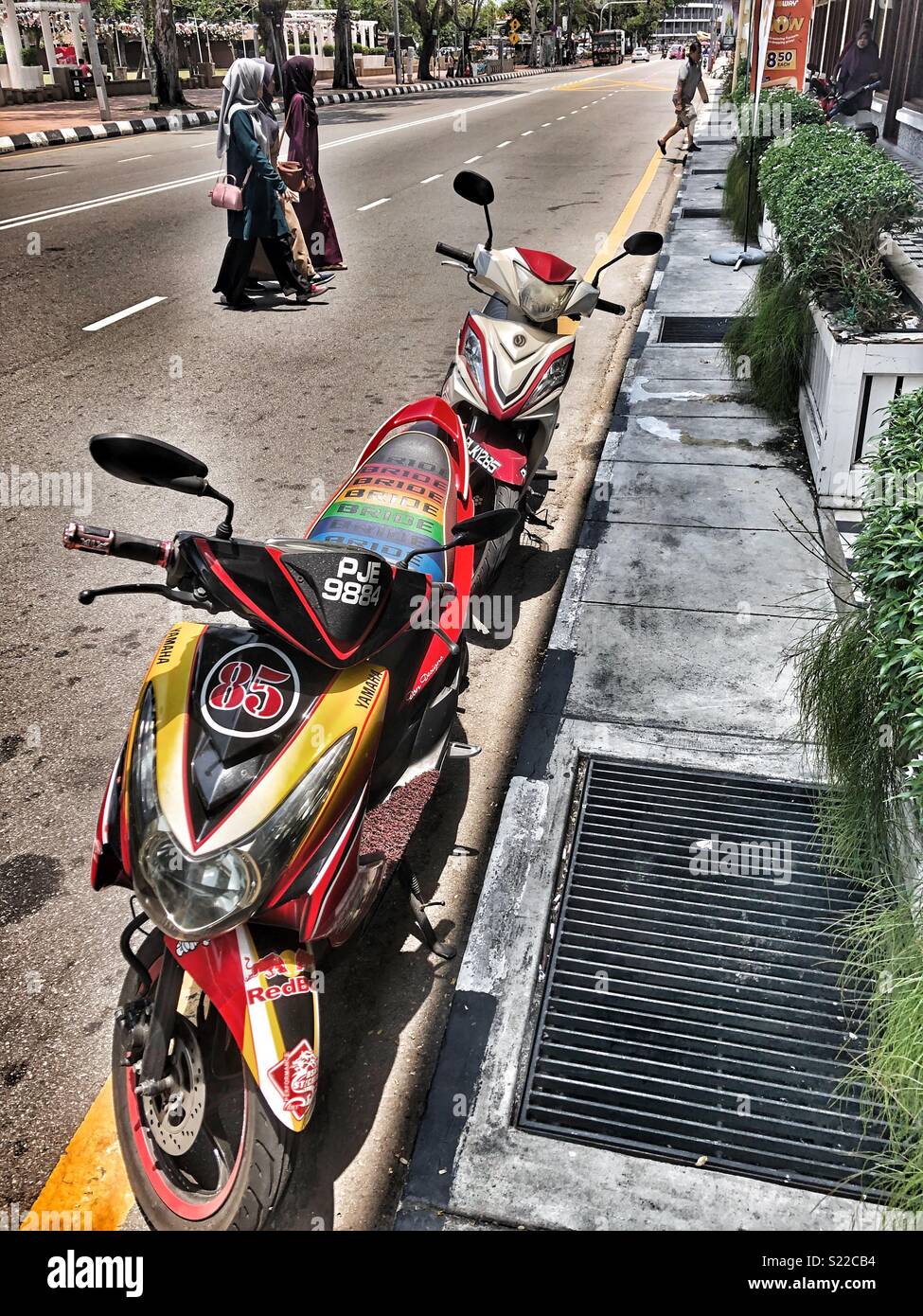 Moto parcheggiate sulle strade di Penang, Malaysia. - Immagine stock catturata con smartphone