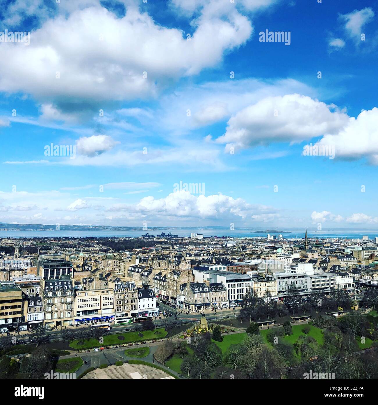 Vista su Edimburgo dalla sommità del castello di Edinburgo Foto Stock