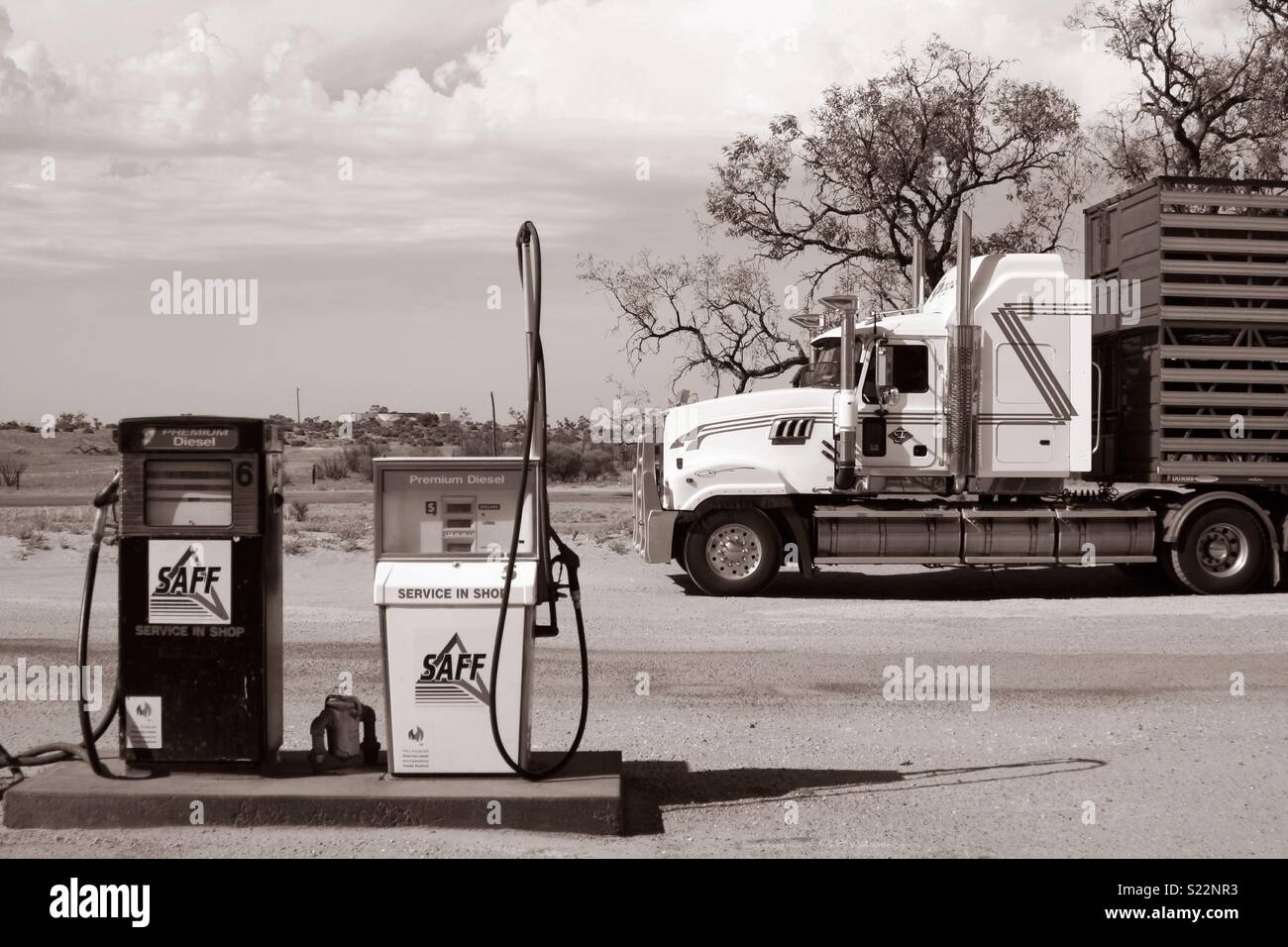 Un grosso camion parcheggiato di fronte ad una stazione di benzina nell'outback australiano - Immagine stock catturata con smartphone
