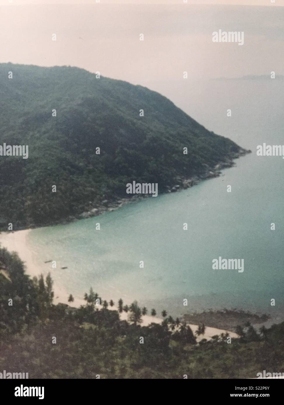 Vista della bottiglia sulla spiaggia di Ko Phan Ngan Thailandia Foto Stock