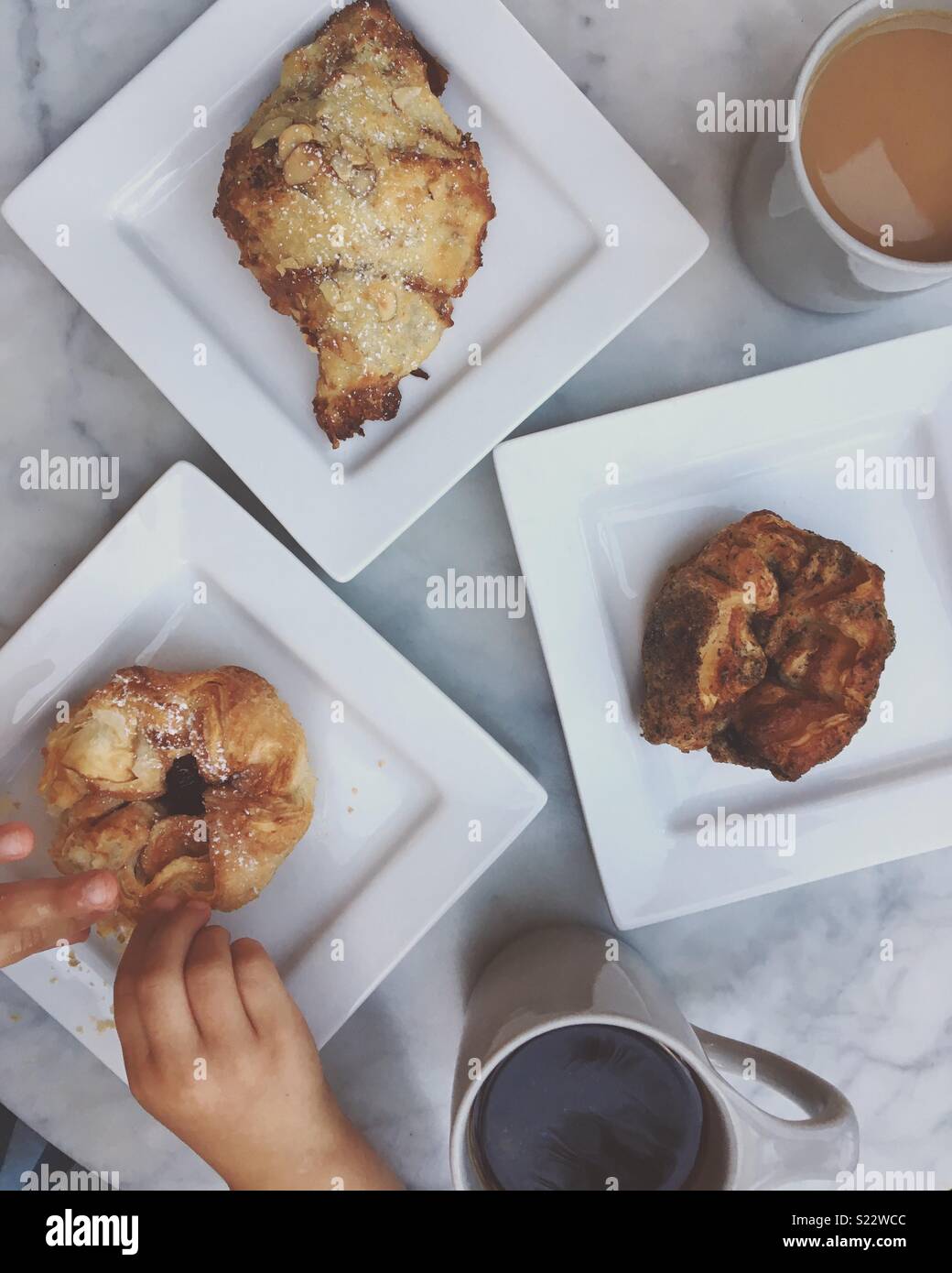 Cornetti e dolci per la prima colazione con bollitore per tè e caffè Foto Stock