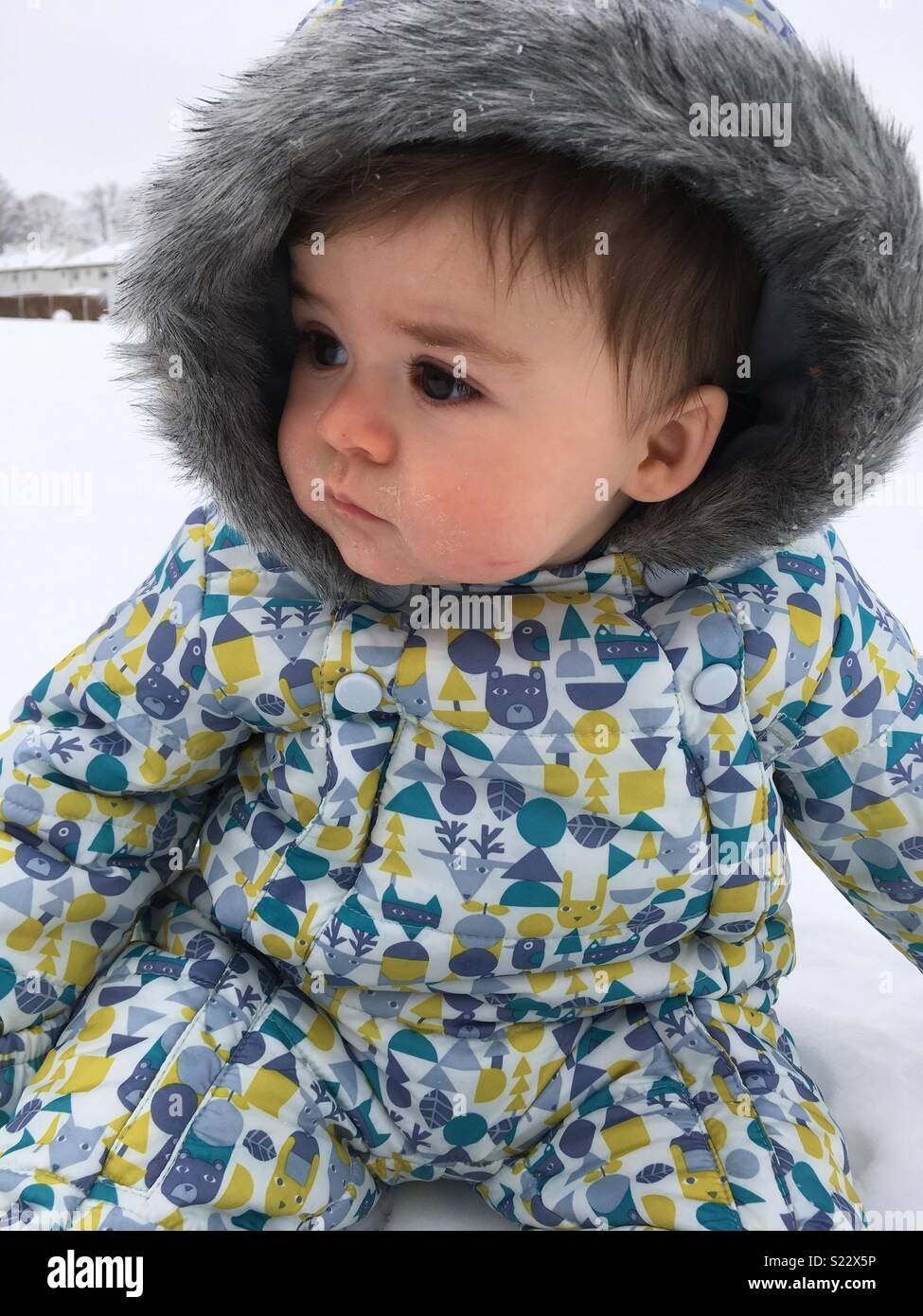 Bambino in neve Foto Stock