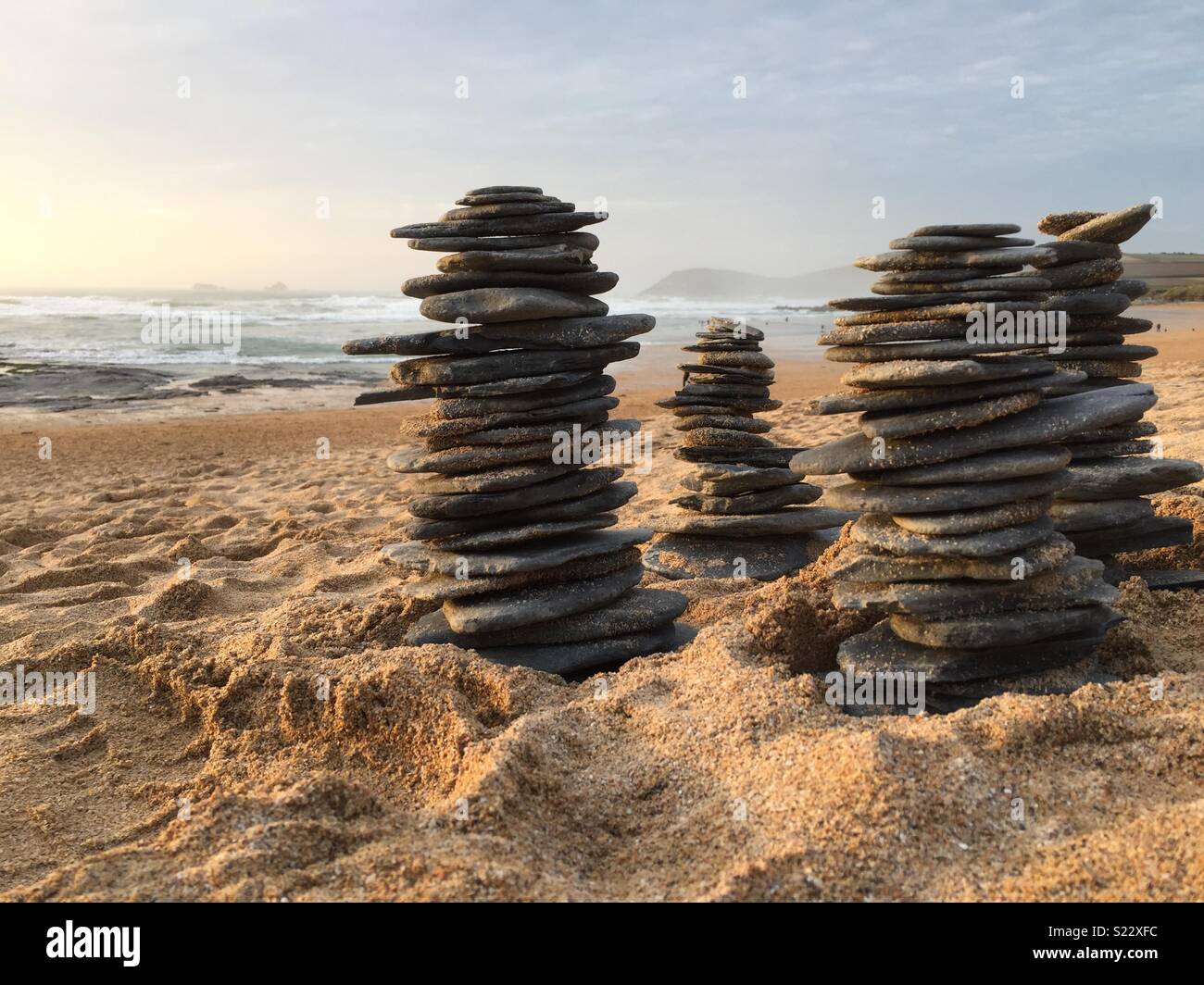 Pila di pietra sculture su Cornwall Beach. Foto Stock
