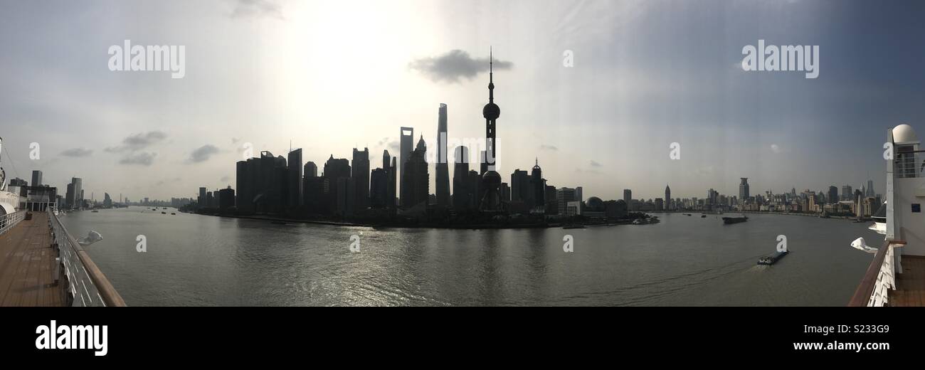 Shanghai in Cina il Bund Skyline sole mattutino Foto Stock