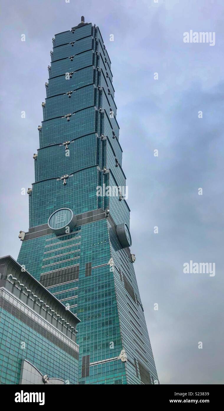 Il color smeraldo Taipei 101 torre di osservazione. - Immagine stock catturata con smartphone