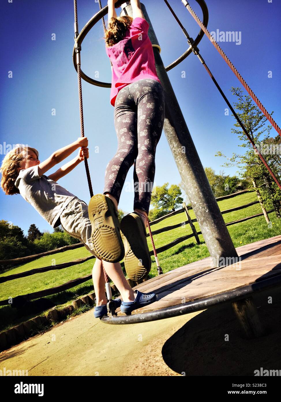 Bambini che giocano nel parco. Azione girato Foto Stock