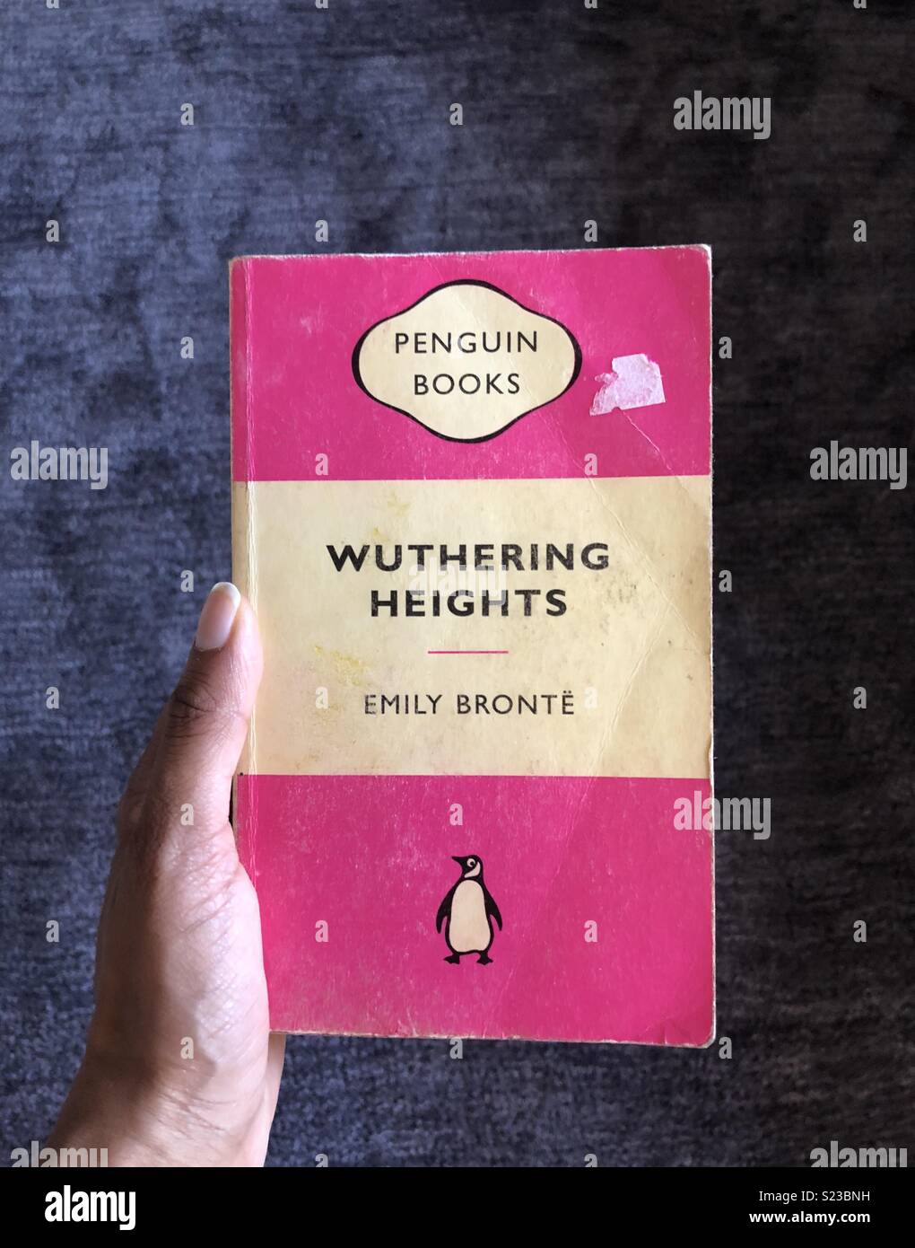Una mano che tiene Wuthering Heights paperback da Emily Brontë Foto Stock