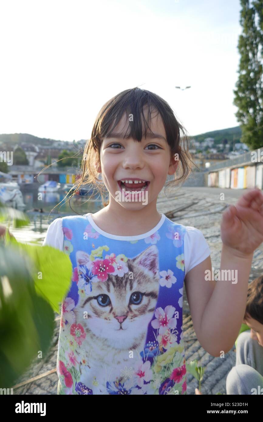 Ragazza con un gattino top sorridente in Neuchatel, Svizzera Foto Stock