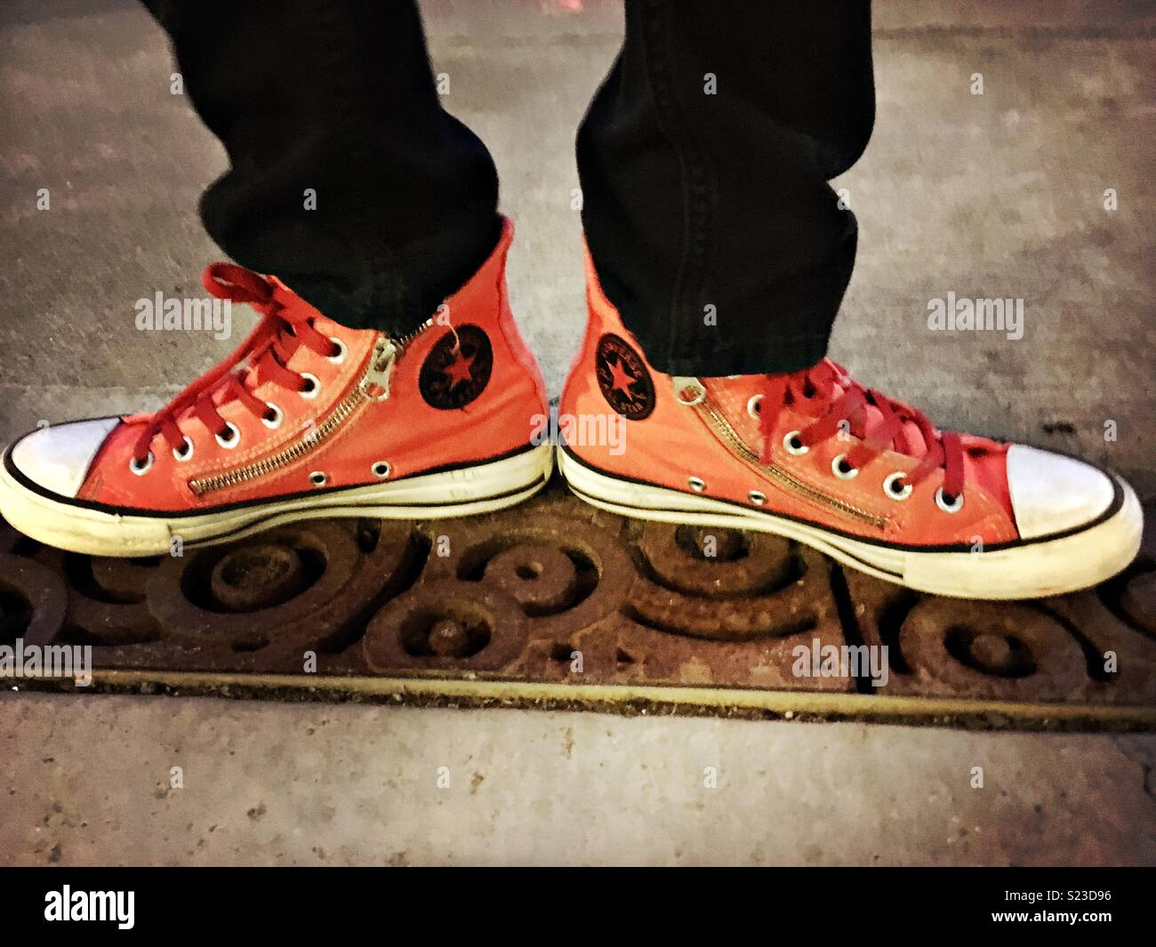 Ragazzo in piedi indossando orange converse alte cime Foto stock - Alamy