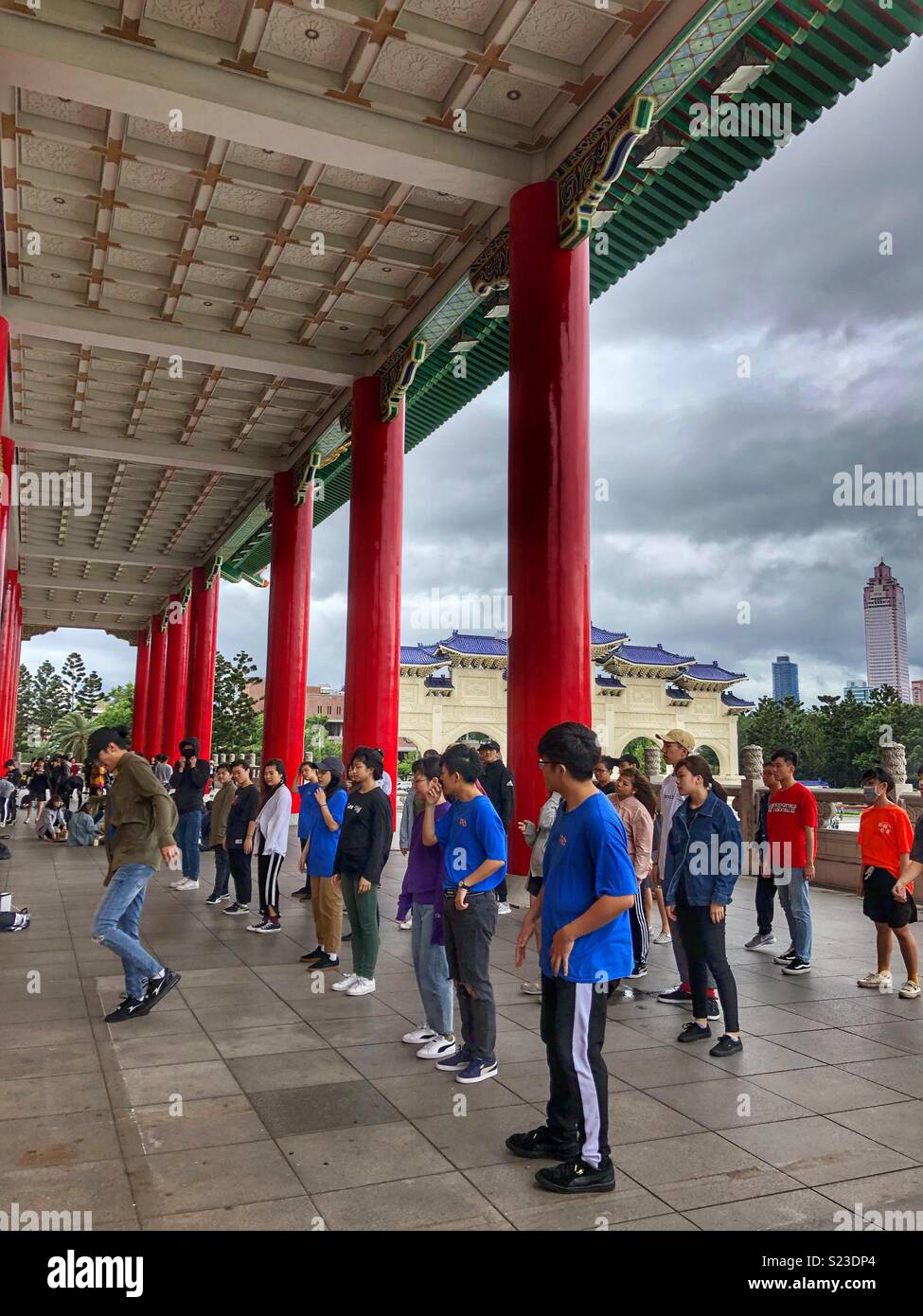I giovani praticanti di Taiwan una danza in Taipei. - Immagine stock catturata con smartphone