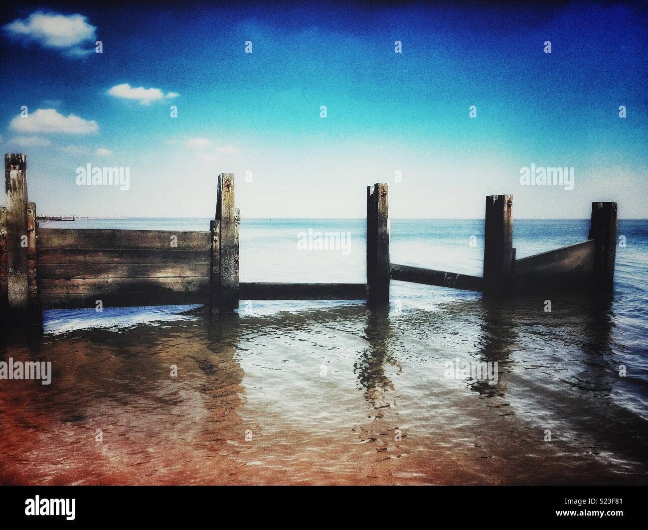 Beach groyne e difesa del mare con la bassa marea Foto Stock