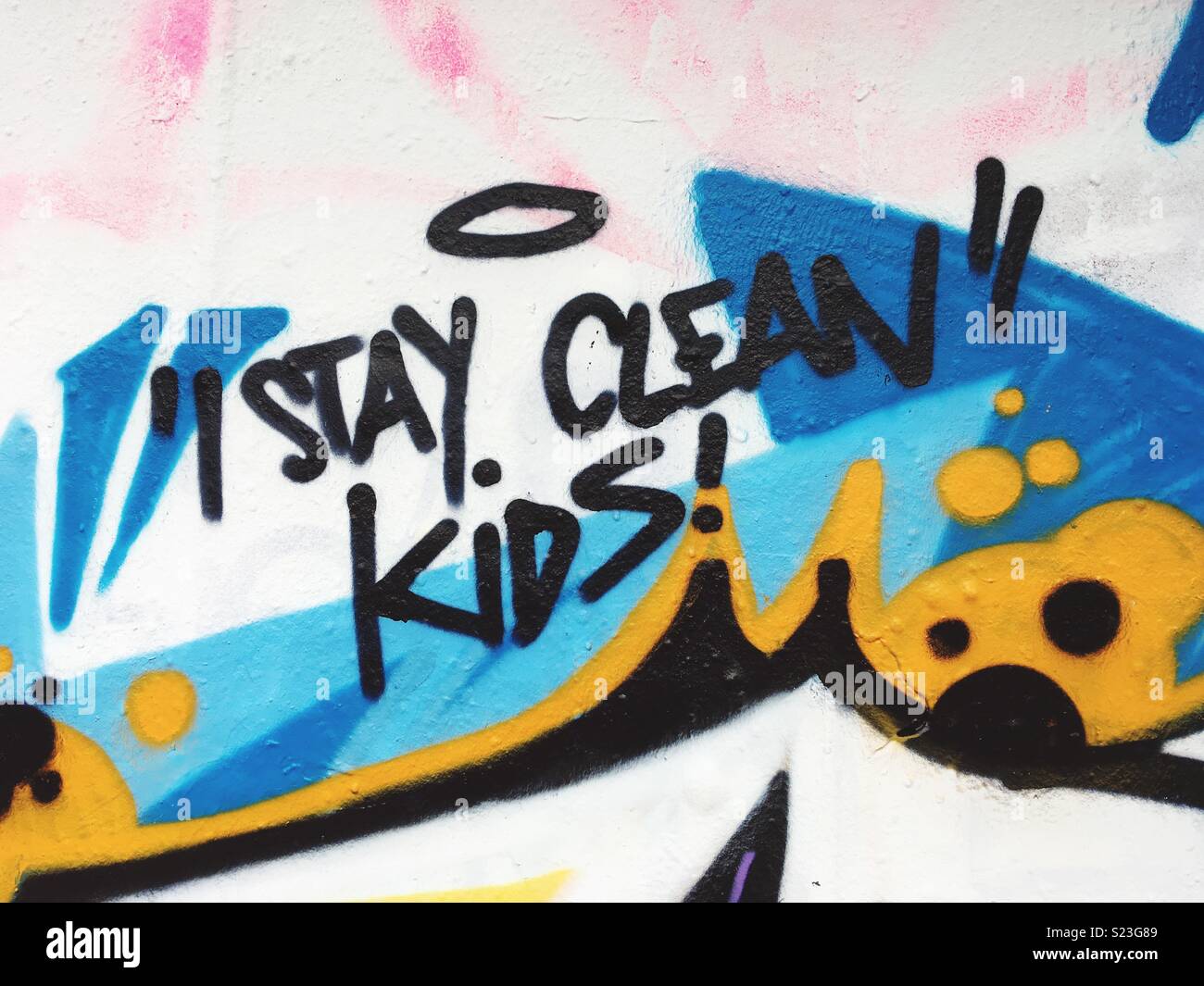 Soggiorno puliti kids graffiti a Berlino - Immagine stock catturata con smartphone