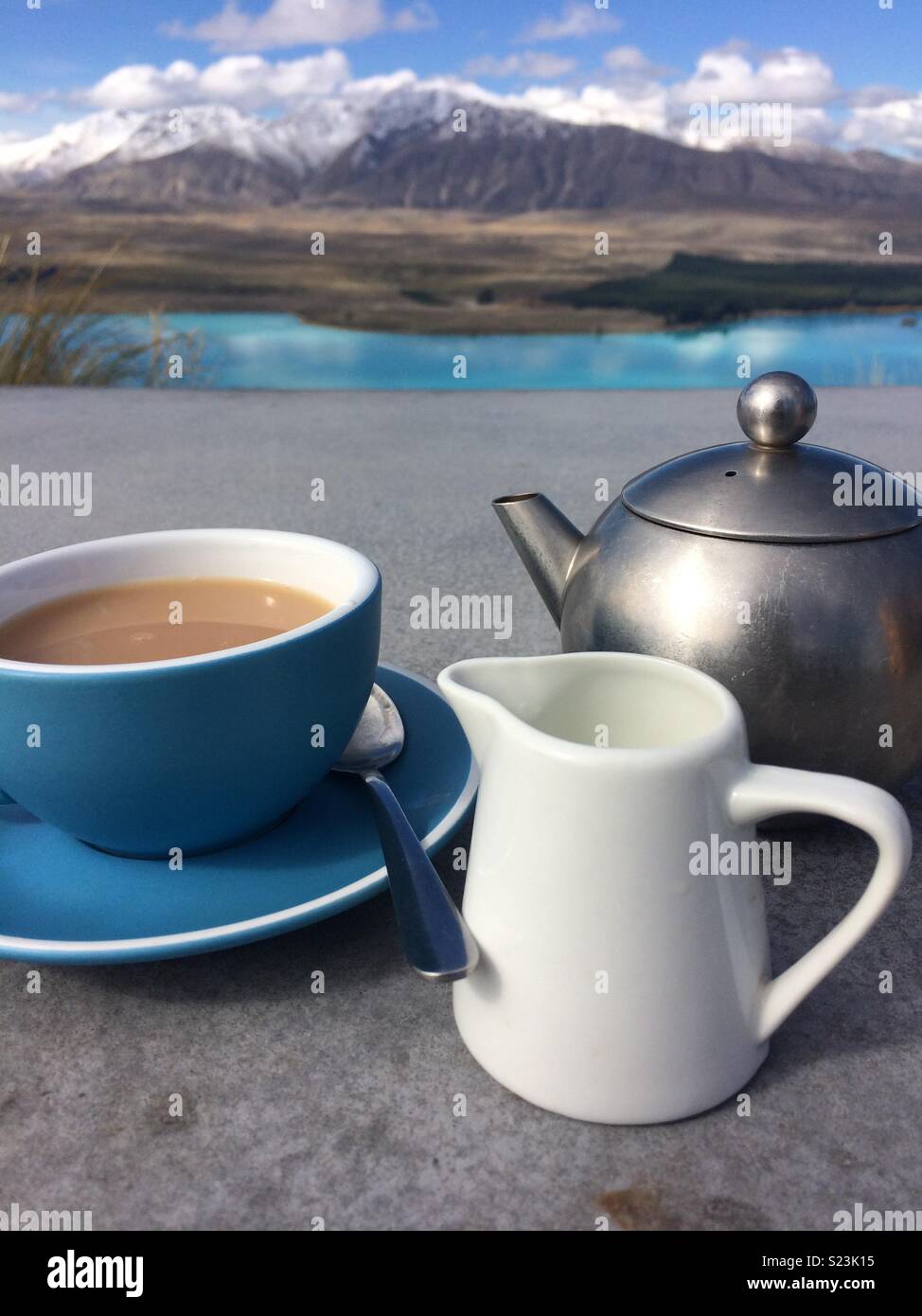 Bollitore per tè e montagne a Lago Tekapo, Nuova Zelanda Foto Stock