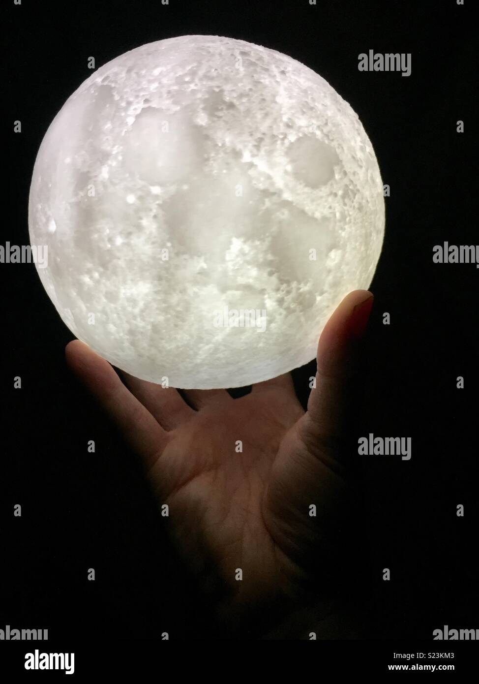 Mano azienda globo lunare. - Immagine stock catturata con smartphone