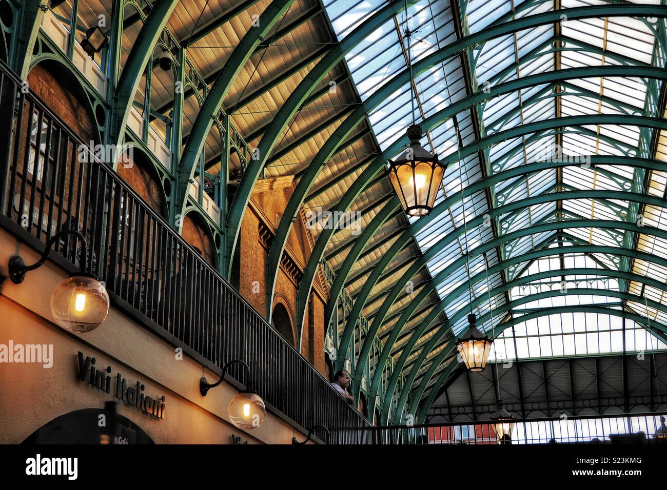Il soffitto a volte del soffitto di vetro di Covent Garden, Londra, consente a tarda sera sunshine, dando una luce calda alla circostante di muratura. Foto Stock