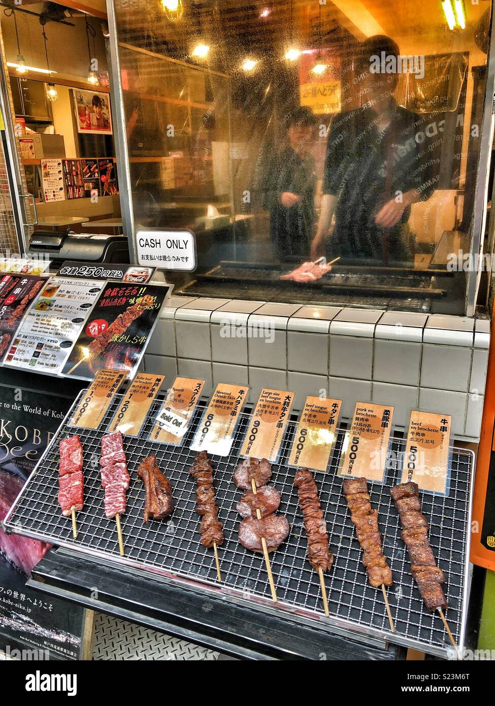 Cibo di strada gli spiedini di carne sul display. - Immagine stock catturata con smartphone