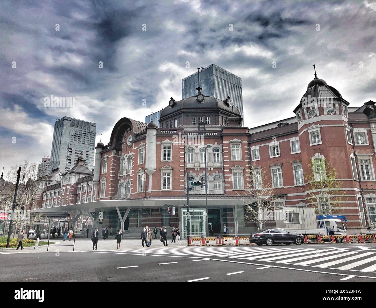 Rosso mattone edificio del patrimonio (stazione ferroviaria) in Tokyo. Foto Stock