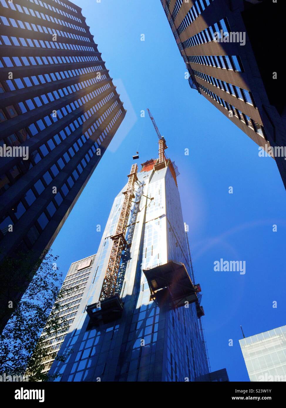 La costruzione è in corso un grattacielo in midtown Manhattan, New York, Stati Uniti d'America - Immagine stock catturata con smartphone