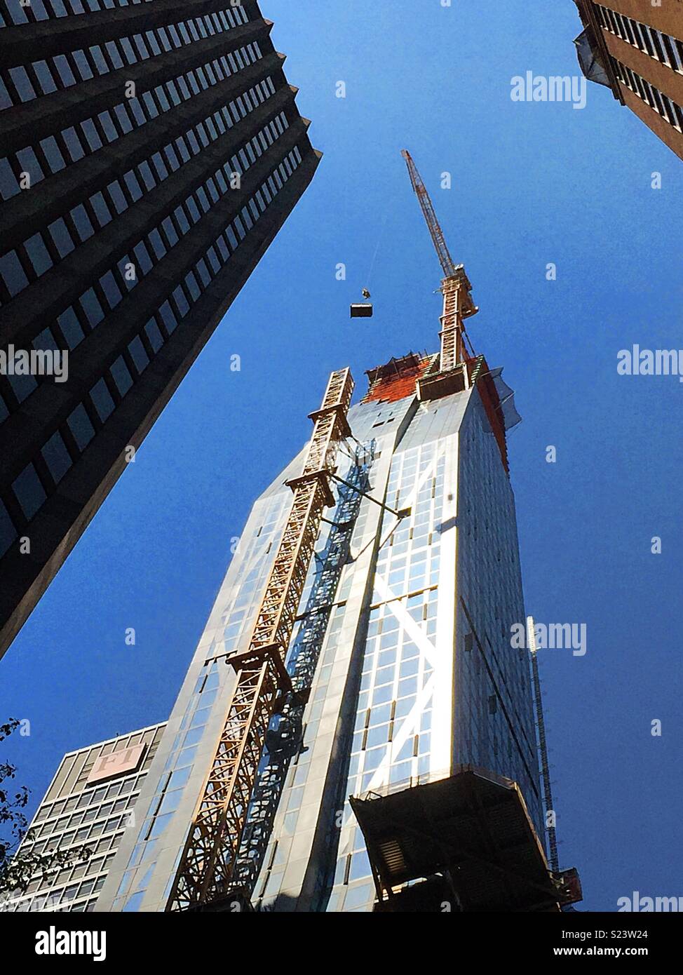 Guardando verso l'alto un grattacielo sito in costruzione nel centro di Manhattan, New York, Stati Uniti d'America - Immagine stock catturata con smartphone