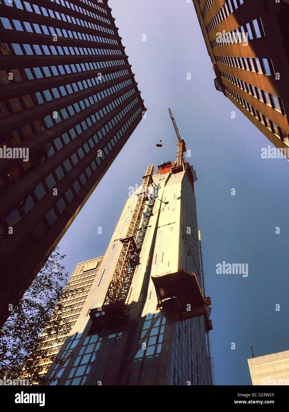Guardando verso l'alto un grattacielo sito in costruzione nel centro di Manhattan, New York, Stati Uniti d'America - Immagine stock catturata con smartphone