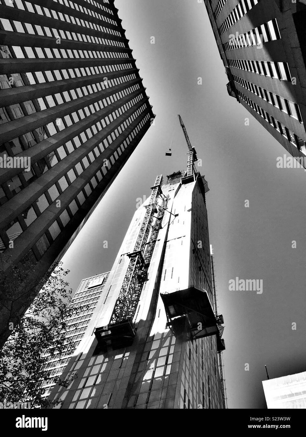 Guardando verso l'alto un grattacielo sito in costruzione nel centro di Manhattan, New York, Stati Uniti d'America - Immagine stock catturata con smartphone