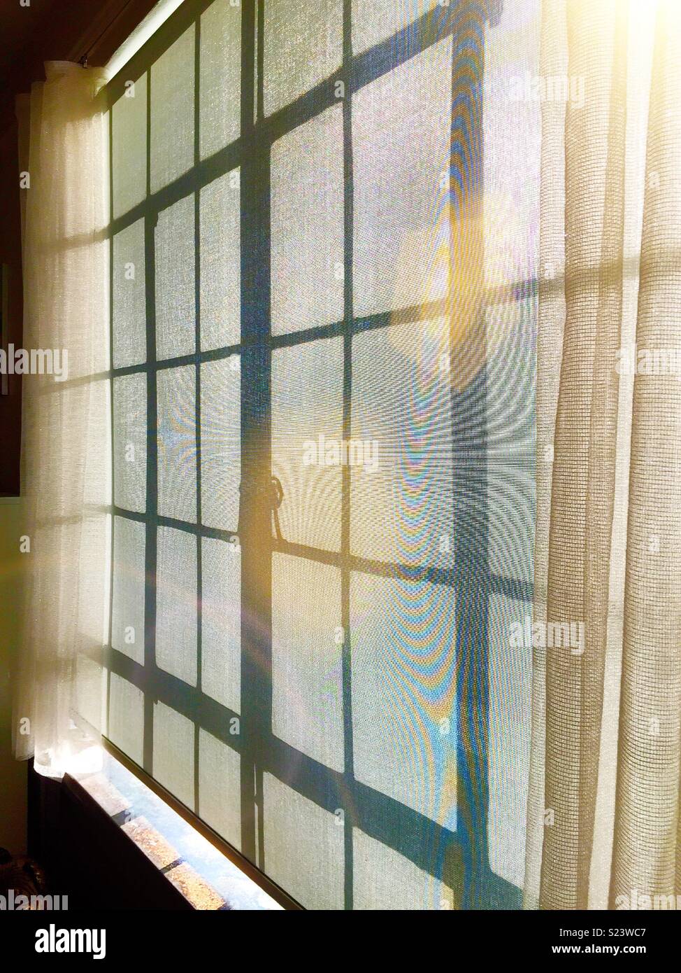 Sun flussi di luce attraverso le finestre a battente in New York City apartment, STATI UNITI D'AMERICA - Immagine stock catturata con smartphone