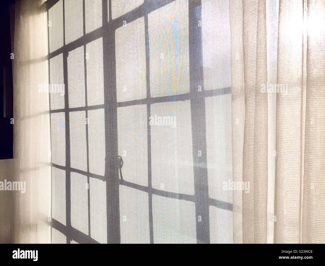 Flussi di luce solare attraverso una finestra a battente New York City apartment, NYC, STATI UNITI D'AMERICA Foto Stock