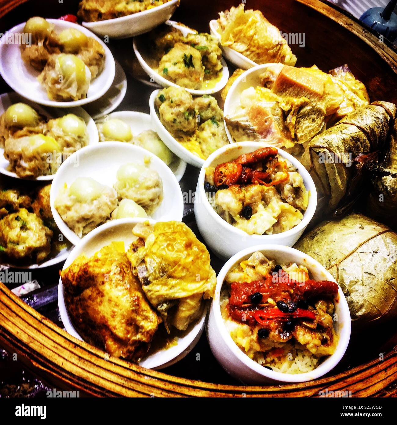 Tradizionale cucina Cantonese dim sum, per la vendita come cibo da asporto in una strada del mercato di Yuen Long, Nuovi Territori di Hong Kong Foto Stock