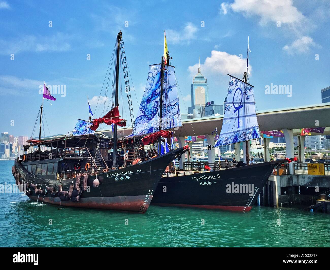 Aqua Luna & Aqua Luna II, replica Giunche Cinesi usati per le crociere turistiche sul Victoria Harbour, ormeggiata al Pier 10, Centrale, Isola di Hong Kong - Immagine stock catturata con smartphone