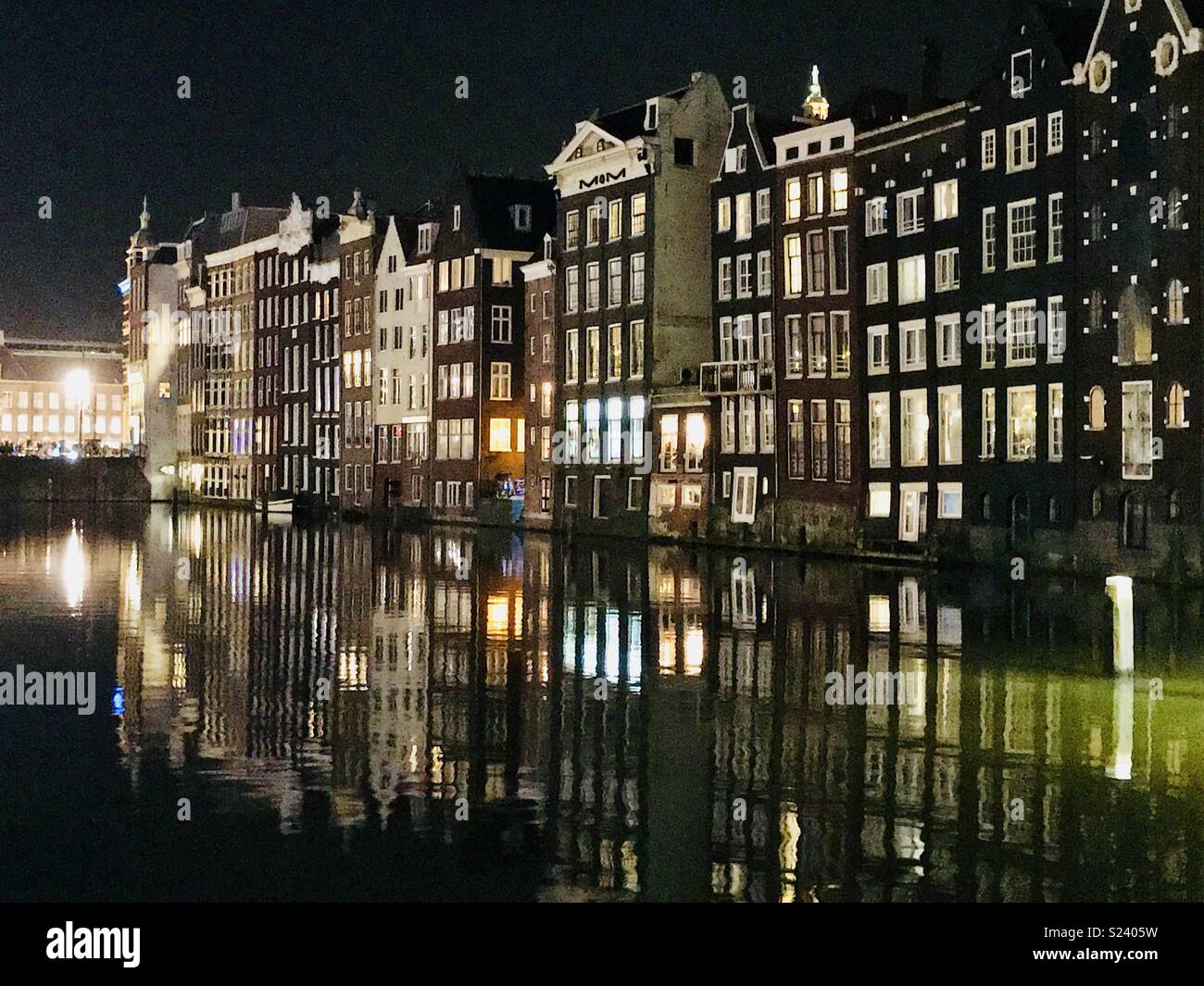 Amsterdam Stazione Centrale canal di notte Foto Stock