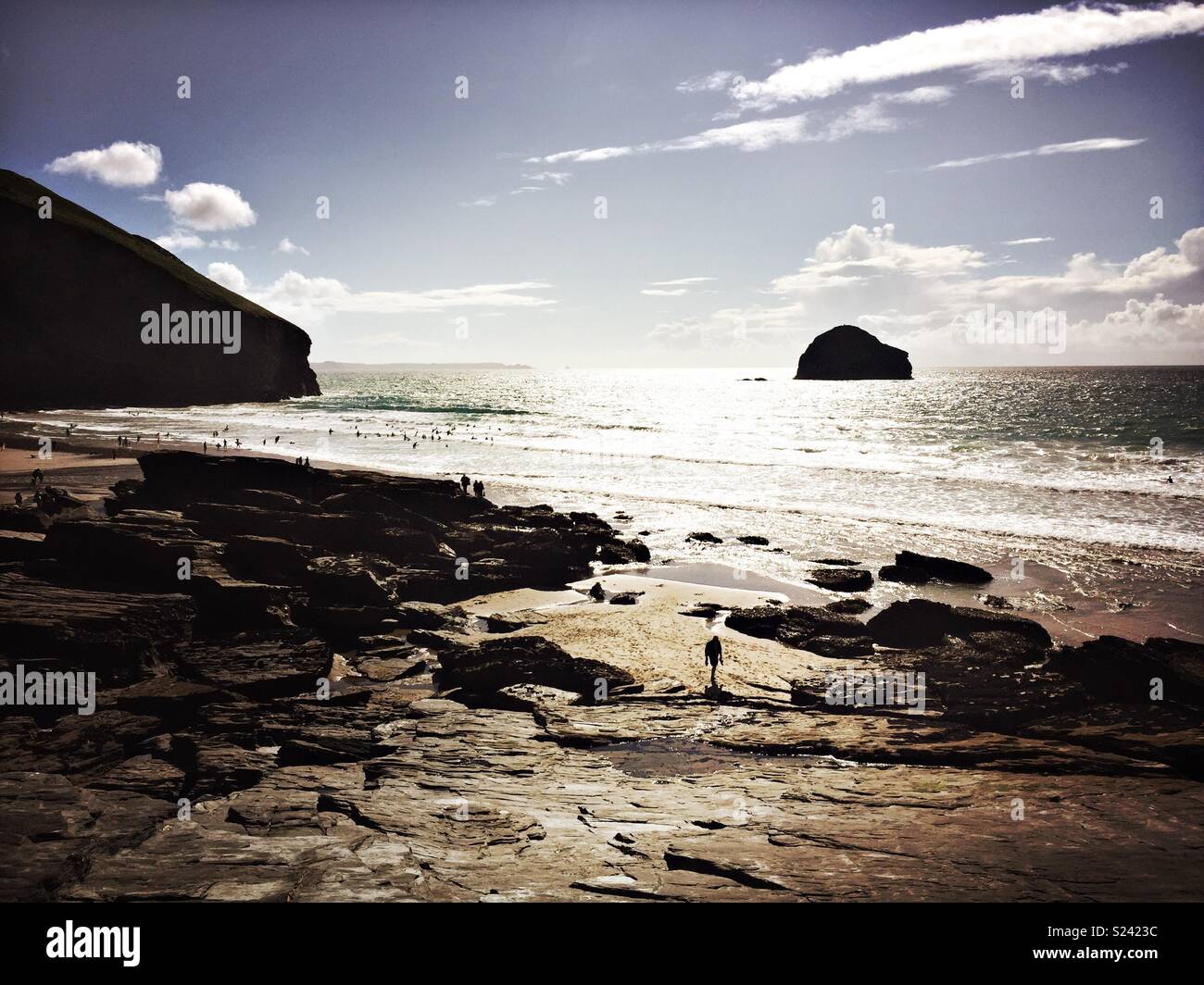 Spiaggia e Gull Rock off Cornovaglia costa vicino a Tintagel e Trebarwith in estate. Foto Stock