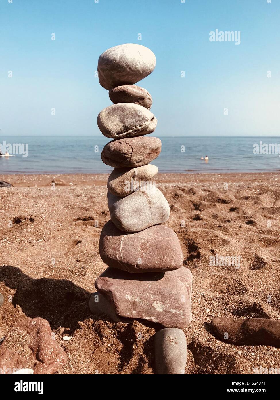 Pietre di bilanciamento sulla spiaggia Foto Stock