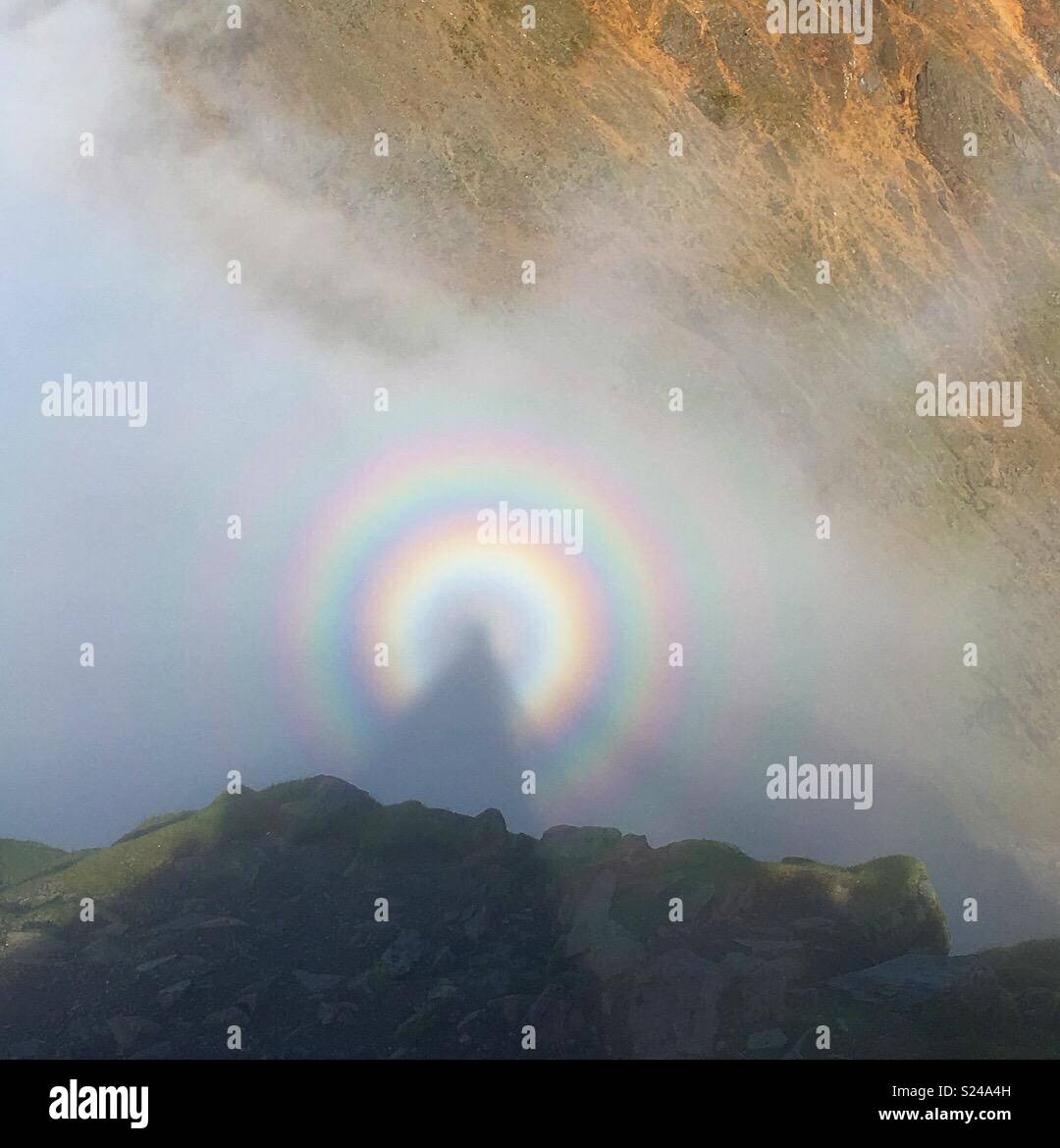 Il vertice di Snowdon, Galles. Brocken spectre rainbow. Foto Stock