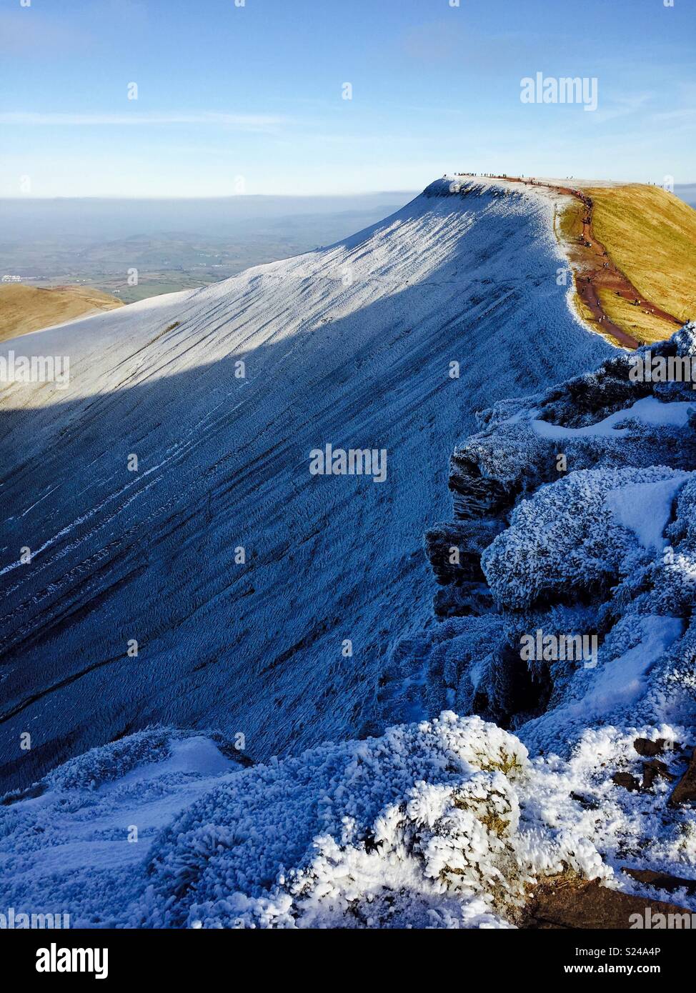 Pen Y Fan cosparsi di neve in inverno in una giornata di sole. Foto Stock