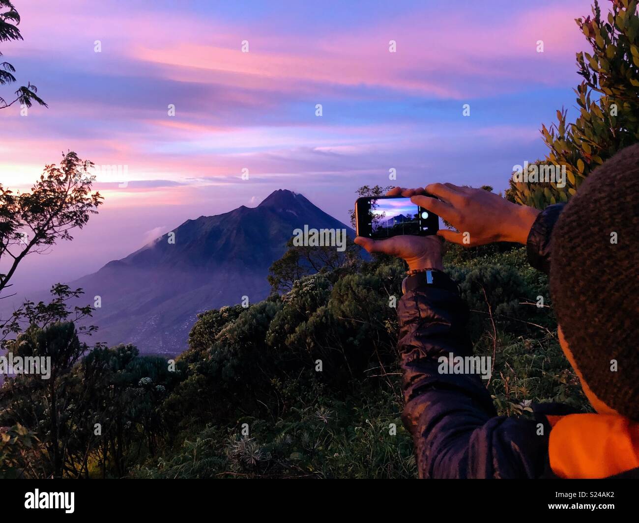 Il framing Monte Merapi dal Monte Merbabu Foto Stock