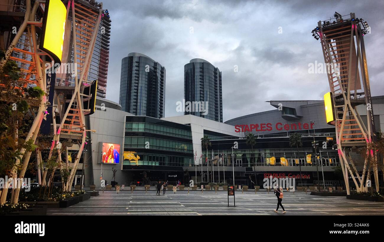 Staples Center impianto sportivo nel centro di Los Angeles - Immagine stock catturata con smartphone