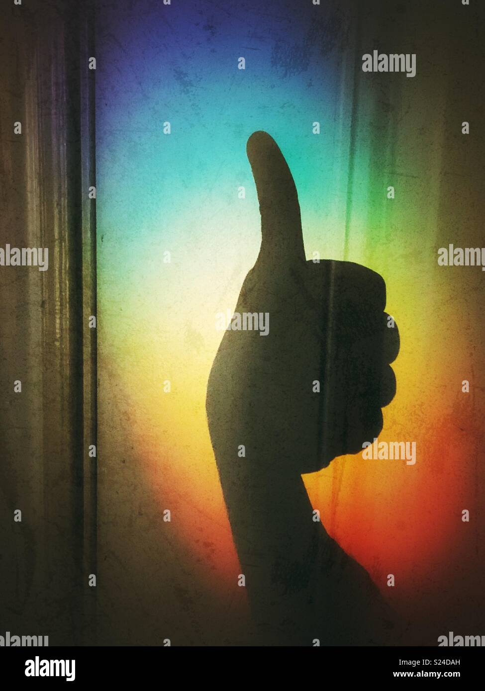 Ombra silhouette di persone dando mano pollice in alto segno contro luce arcobaleno Foto Stock
