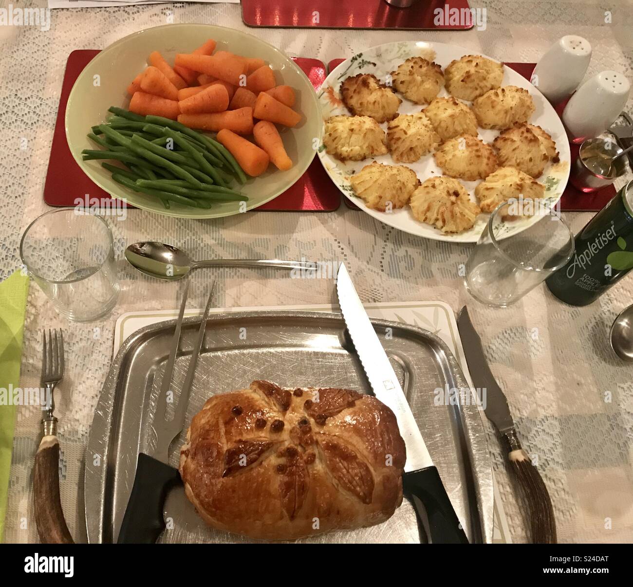 Carni bovine wellington sul piatto di portata con la duchessa di patate e verdure Foto Stock