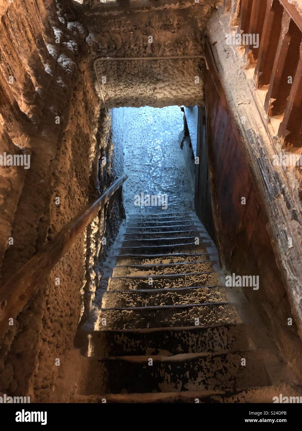 La scala nella miniera di sale di Turda, Romania Foto Stock