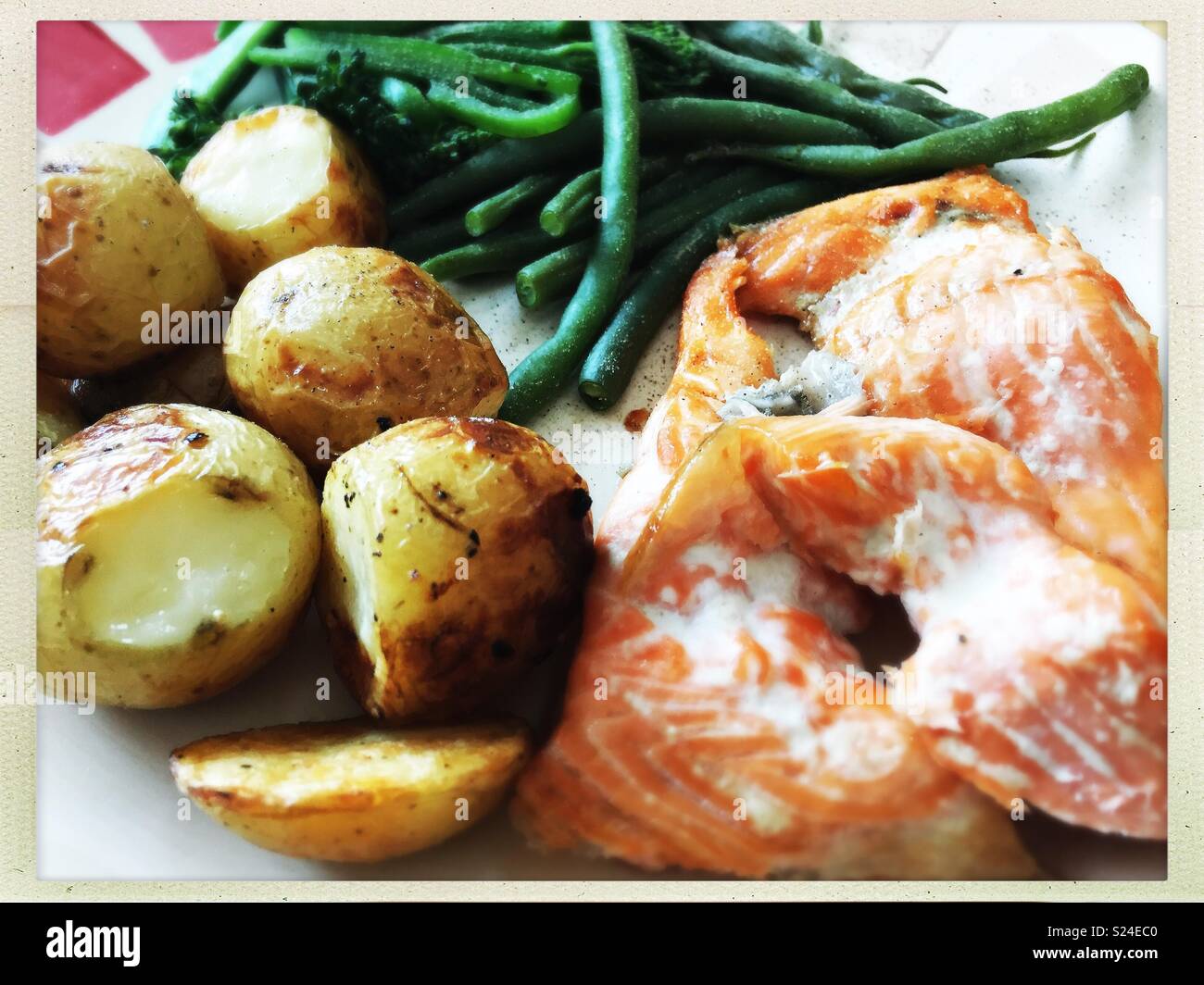 Patate e fagioli salmone su piastra. Mangiare sano. - Immagine stock catturata con smartphone