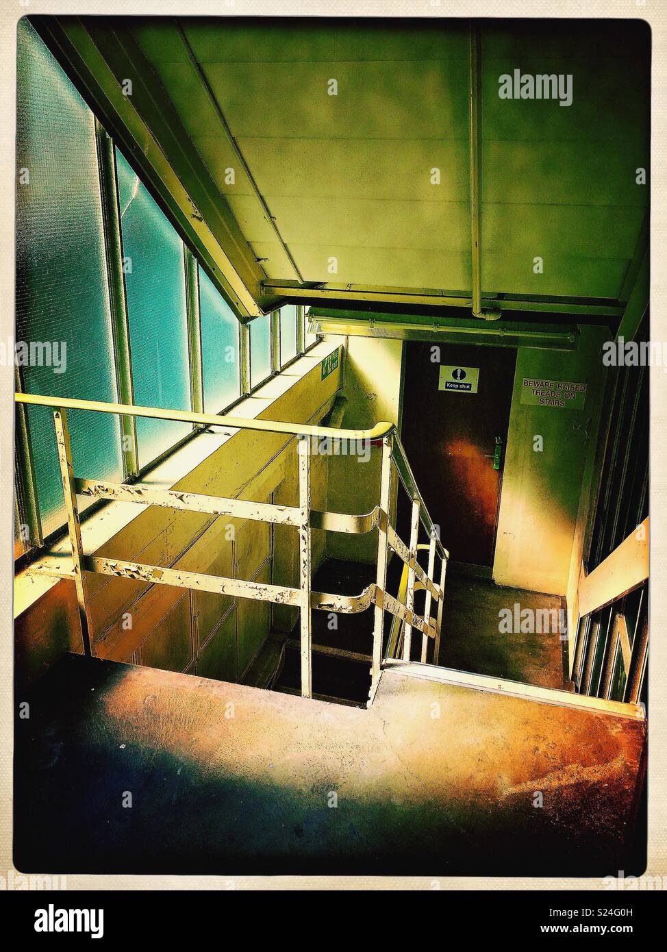 Splendidamente illuminate scale in costruzione abbandonata. Foto Stock