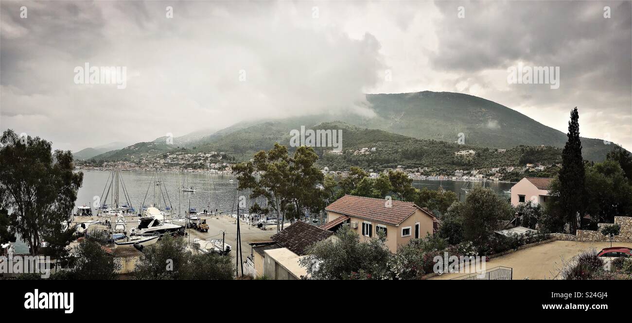 Vathi, Itaca - doccia a pioggia e nuvole roll attraverso il porto Foto Stock