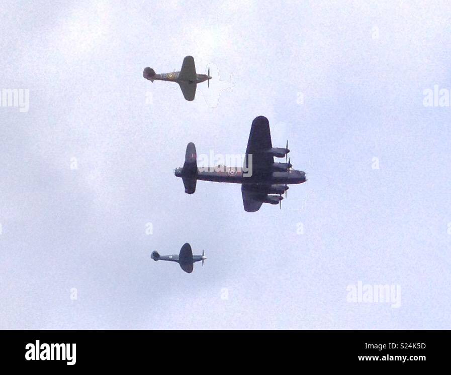 RAF Bomber e Spitfire - Immagine stock catturata con smartphone