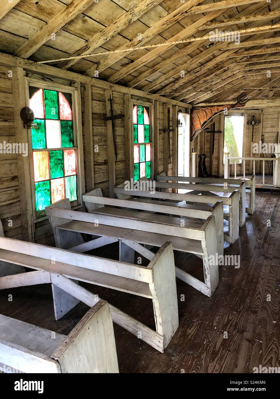 File di banchi all'interno di una vecchia chiesa americana Foto stock -  Alamy