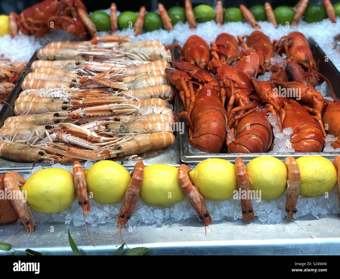 Crostacei, cibo di strada a Parigi - Immagine stock catturata con smartphone