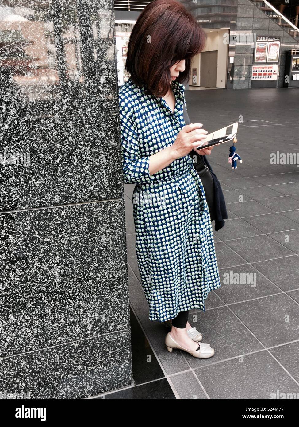 Donna sms sul suo telefono cellulare, Kyoto Foto Stock