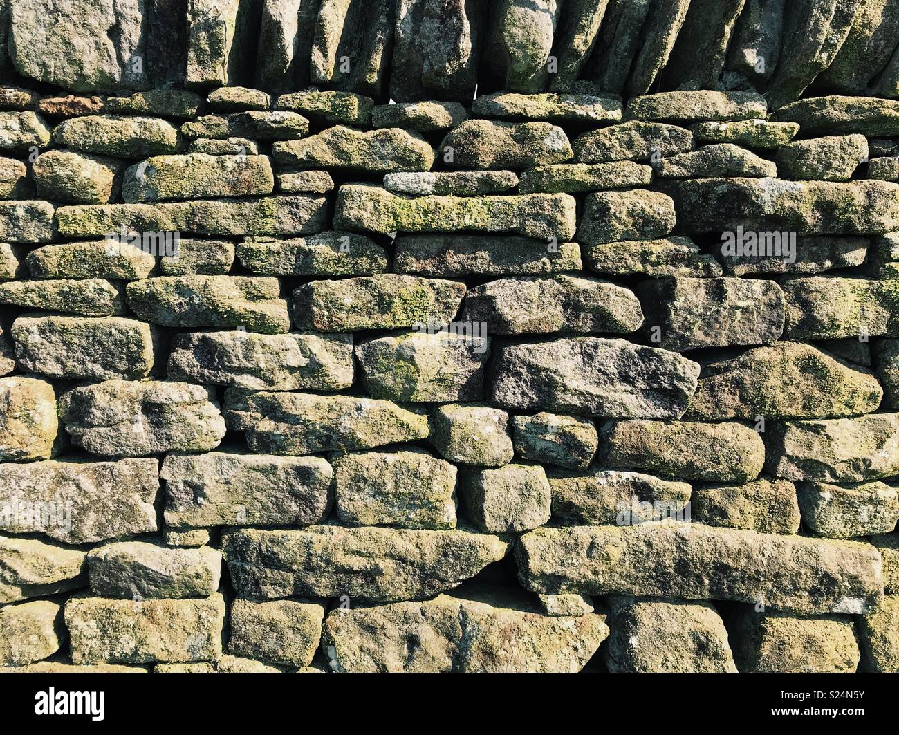 Dettaglio di un inglese di pietre a secco parete su terreni agricoli in Northumberland, Inghilterra. - Immagine stock catturata con smartphone